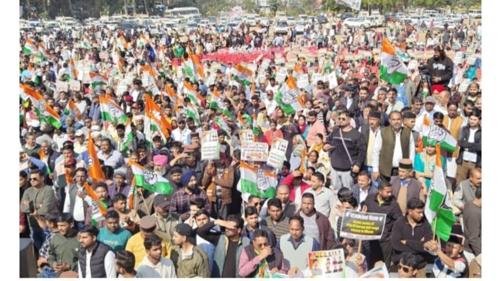 देहरादून में कांग्रेस का शक्ति प्रदर्शन: कानून-व्यवस्था, हत्याओं और महंगाई पर सरकार के खिलाफ राजभवन कूच