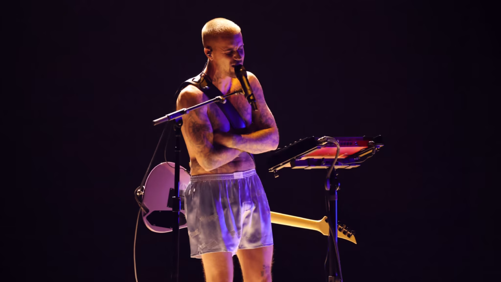 Grammy 2026 में जस्टिन बीबर का बोल्ड अवतार, शर्टलेस परफॉर्मेंस और हैली बीबर संग रेड कार्पेट एंट्री ने बढ़ाया ग्लैमर Grammy 2026 में जस्टिन बीबर का बोल्ड अवतार, शर्टलेस परफॉर्मेंस और हैली बीबर संग रेड कार्पेट एंट्री ने बढ़ाया ग्लैमर