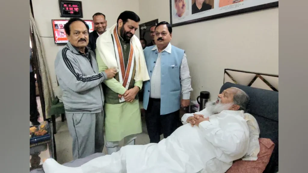 अंबाला कैंट पहुंचे CM नायब सिंह सैनी, ऊर्जा मंत्री अनिल विज का हालचाल जाना; शीघ्र स्वास्थ्य लाभ की कामना अंबाला कैंट पहुंचे CM नायब सिंह सैनी, ऊर्जा मंत्री अनिल विज का हालचाल जाना; शीघ्र स्वास्थ्य लाभ की कामना