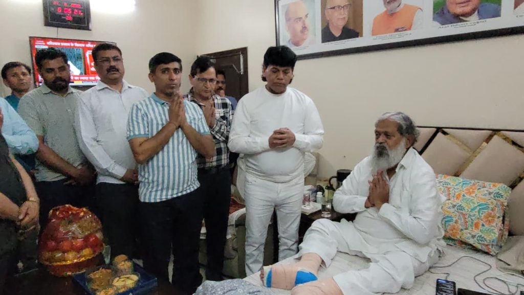 अनिल विज से मिलने पहुंचे विधायक और सामाजिक संगठनों के प्रतिनिधि, जल्द स्वस्थ होने की कामना
