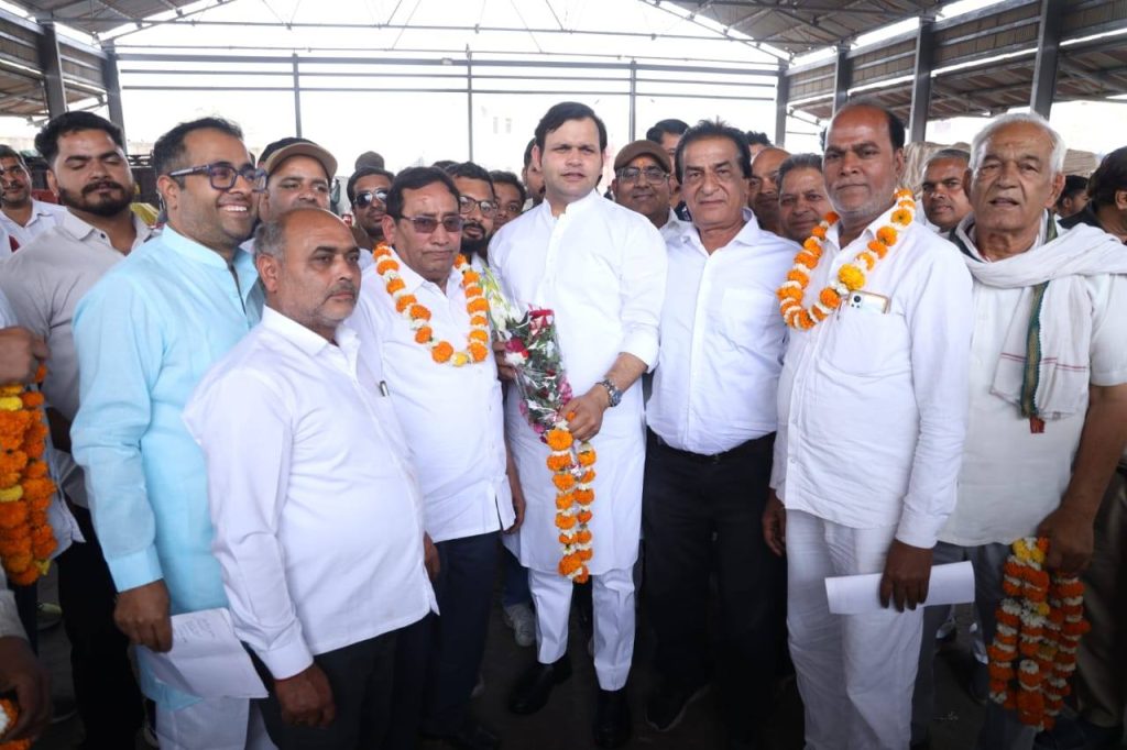 पलवल अनाज मंडी में स्वच्छता अभियान को बढ़ावा, खेल राज्य मंत्री गौरव गौतम ने 250 कूड़ेदान वितरित किए