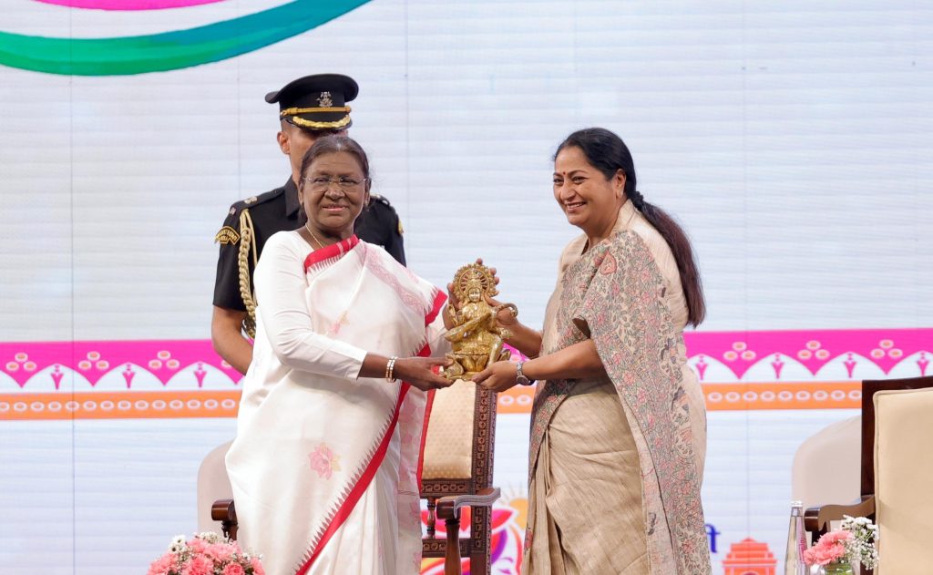 दिल्ली में नारी शक्ति को बड़ा तोहफा: राष्ट्रपति द्रौपदी मुर्मु ने लखपति बिटिया योजना व 100 करोड़ DBT हस्तांतरण का किया शुभारंभ