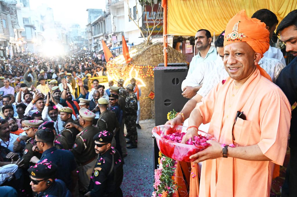 गोरखपुर के पाण्डेयहाता में भव्य भक्त प्रह्लाद शोभायात्रा, होलिका दहन उत्सव में उमड़ा जनसैलाब