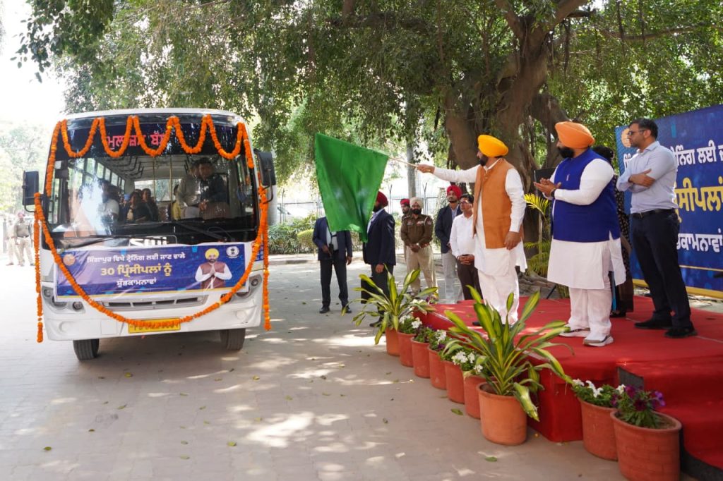 पंजाब के सरकारी स्कूल प्रिंसिपलों का नया बैच सिंगापुर ट्रेनिंग के लिए रवाना, शिक्षा व्यवस्था को आधुनिक बनाने की पहल