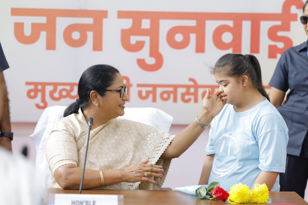 दिल्ली में मुख्यमंत्री जनसुनवाई: नागरिकों की समस्याएं सुनीं, अधिकारियों को तुरंत समाधान के निर्देश