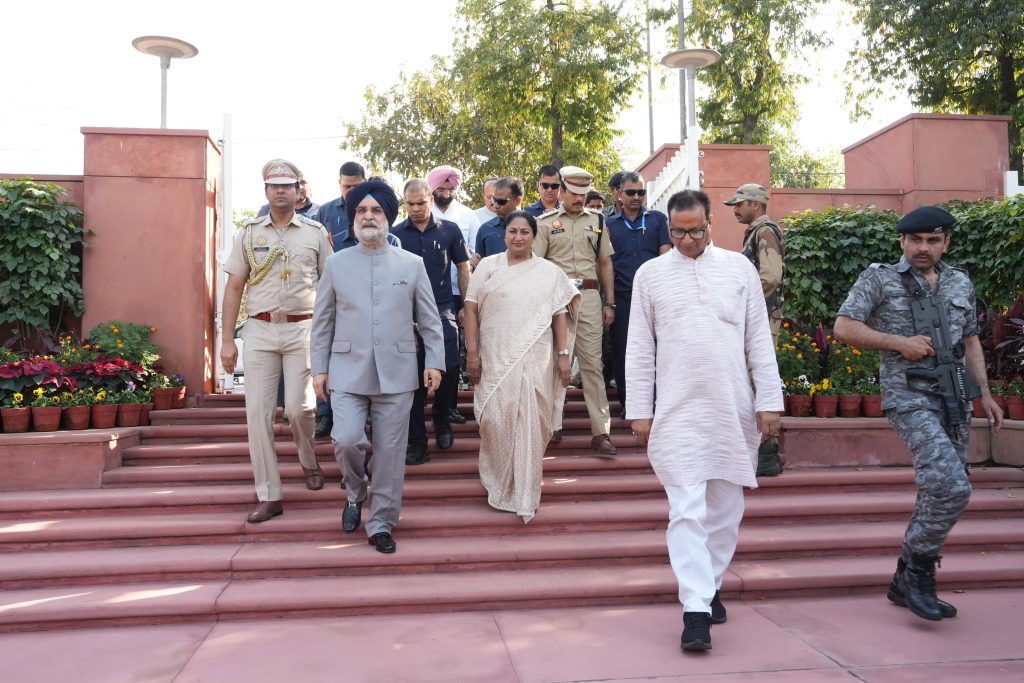 राजघाट पहुंचे दिल्ली के उपराज्यपाल तरनजीत सिंह संधू, महात्मा गांधी को दी श्रद्धांजलि