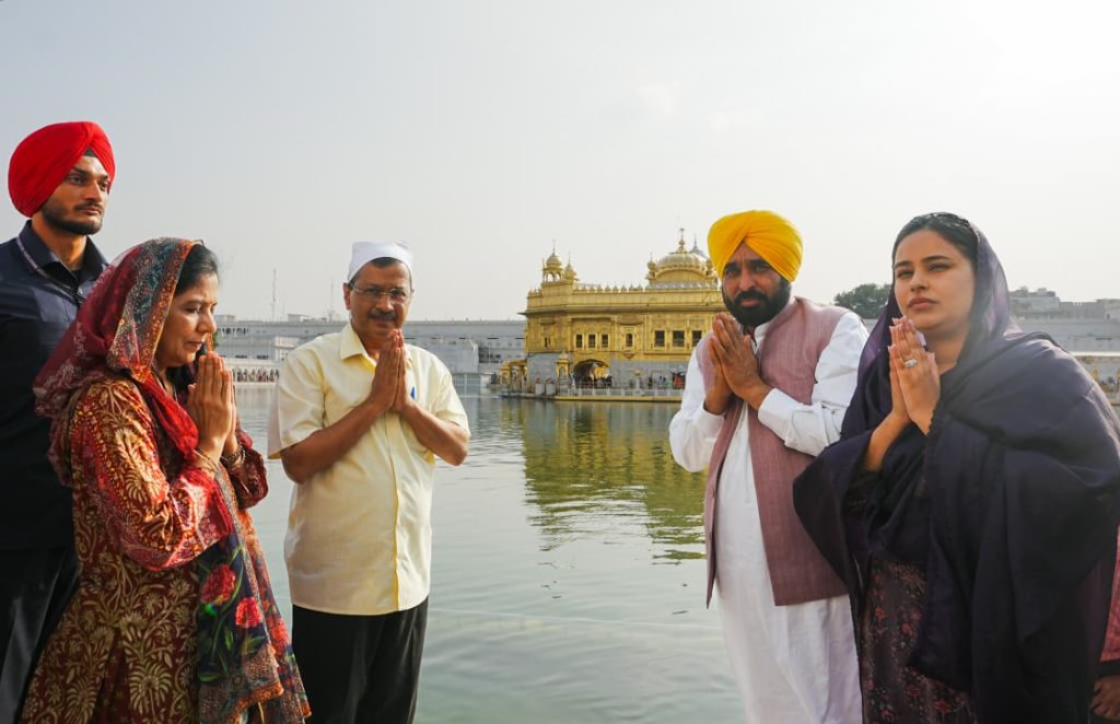 अरविंद केजरीवाल ने अमृतसर में श्री हरिमंदिर साहिब में टेका मत्था, पंजाब की खुशहाली और देश में अमन-शांति की अरदास