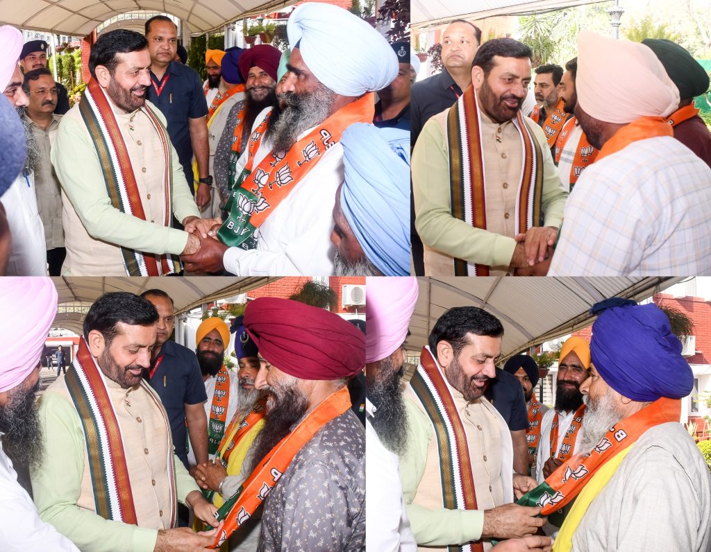 राजपुरा के कई नेता भाजपा में शामिल, संत कबीर कुटीर में चरणजीत सिंह बराड़ की अगुवाई में हुआ स्वागत