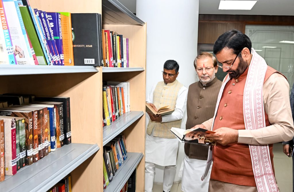 हरियाणा विधानसभा पुस्तकालय का निरीक्षण: ज्ञान के भंडार को देख मंत्रमुग्ध हुए जनप्रतिनिधि