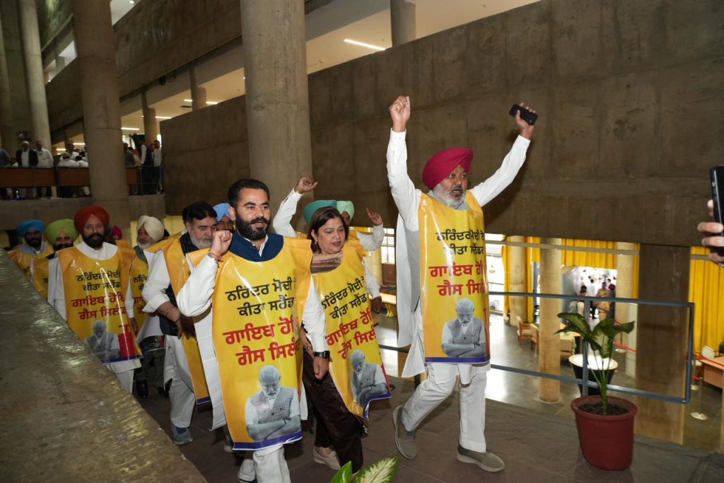 LPG संकट पर पंजाब विधानसभा में हंगामा: AAP विधायकों का केंद्र सरकार के खिलाफ प्रदर्शन, गैस किल्लत पर जवाब की मांग