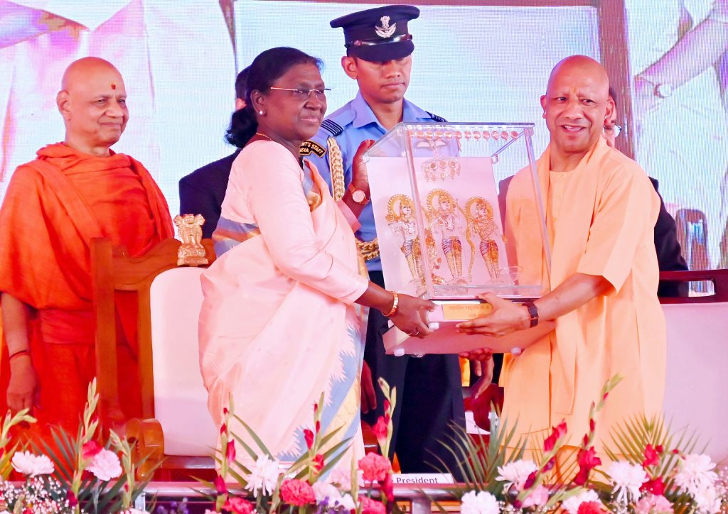 अयोध्या में ‘श्रीराम यंत्र’ की प्रतिष्ठापना: राष्ट्रपति द्रौपदी मुर्मु की मौजूदगी में गूंजा सनातन चेतना का संदेश