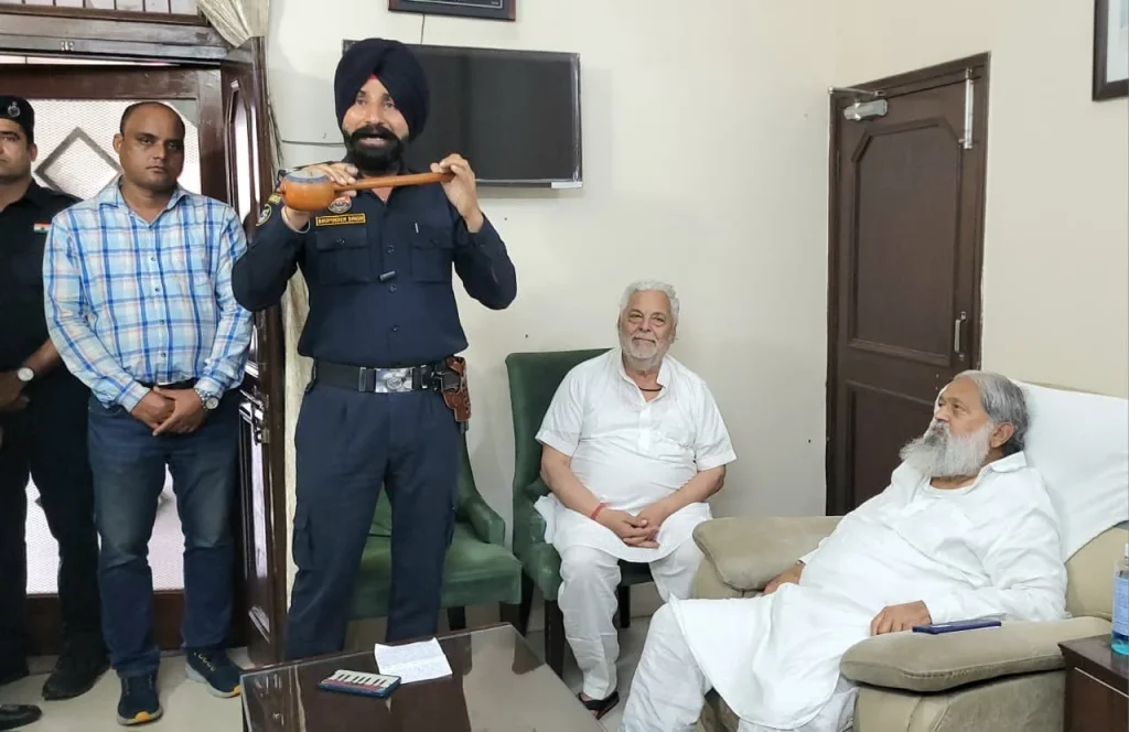 ऊर्जा मंत्री अनिल विज के पीएसओ भूपिंद्र सिंह ने तुम्बी पर सुनाया देशभक्ति गीत, मंत्री ने की जमकर सराहना