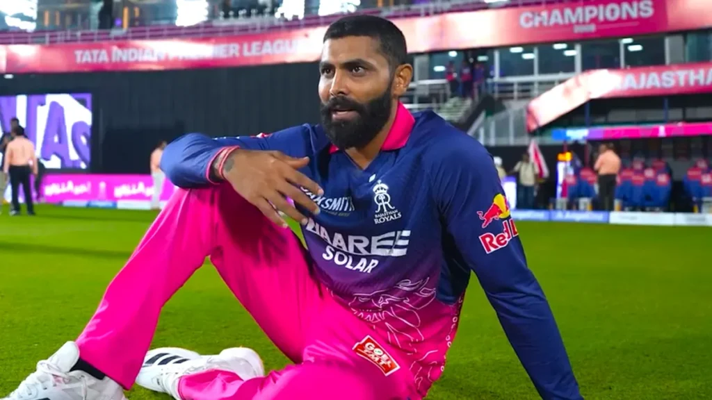 LIVE मैच में भावुक हुए रवींद्र जडेजा, CSK के लिए छलके आंसू और जर्सी को किया KISS