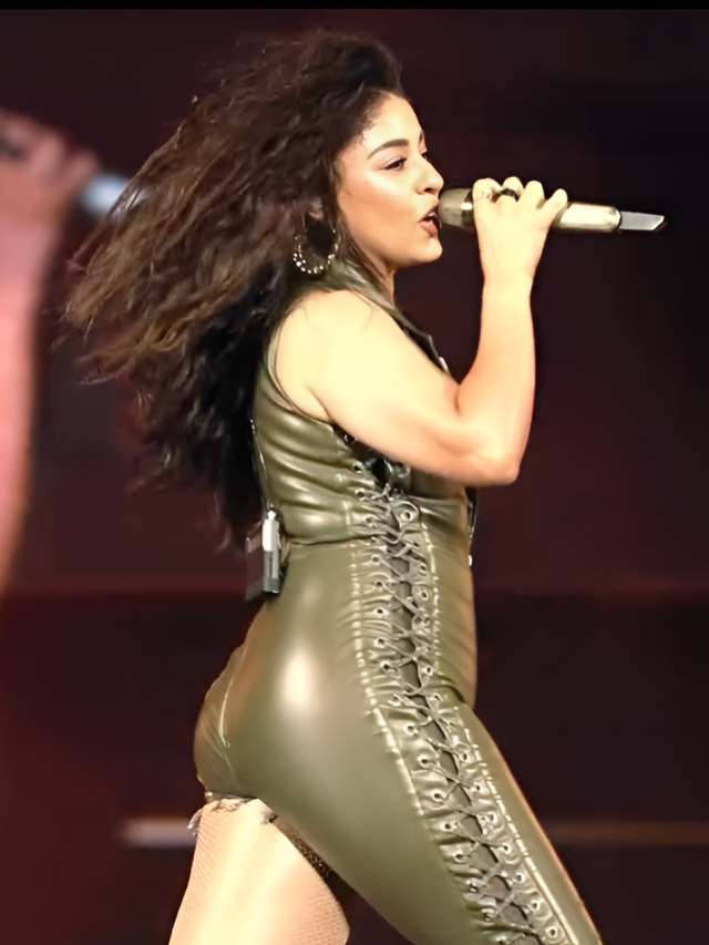 “जब माइक हुआ बंद… तो जनता बन गई आवाज! Sunidhi Chauhan के कोलकाता कॉन्सर्ट का दिल छू लेने वाला पल वायरल ❤️🔥”