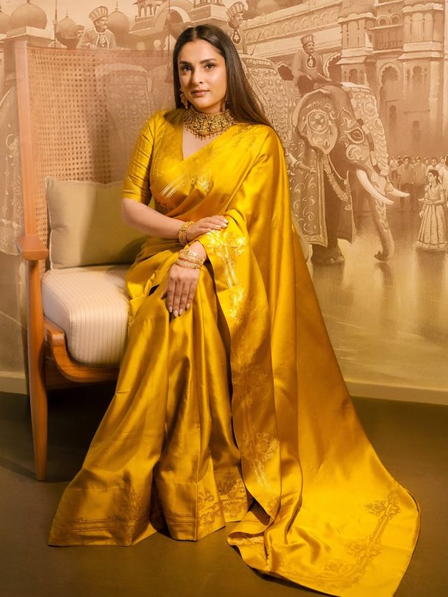 “धुरंधर 2 पर फूटा राम्या का गुस्सा 😳 रणवीर के बालों पर तंज, बोलीं– पैसा बचाओ, OTT का इंतज़ार करो!”