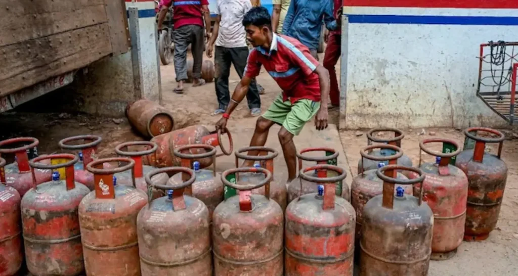 हरियाणा में LPG सप्लाई पूरी तरह सामान्य: कालाबाजारी पर सख्ती, 8 FIR और 825 सिलेंडर जब्त