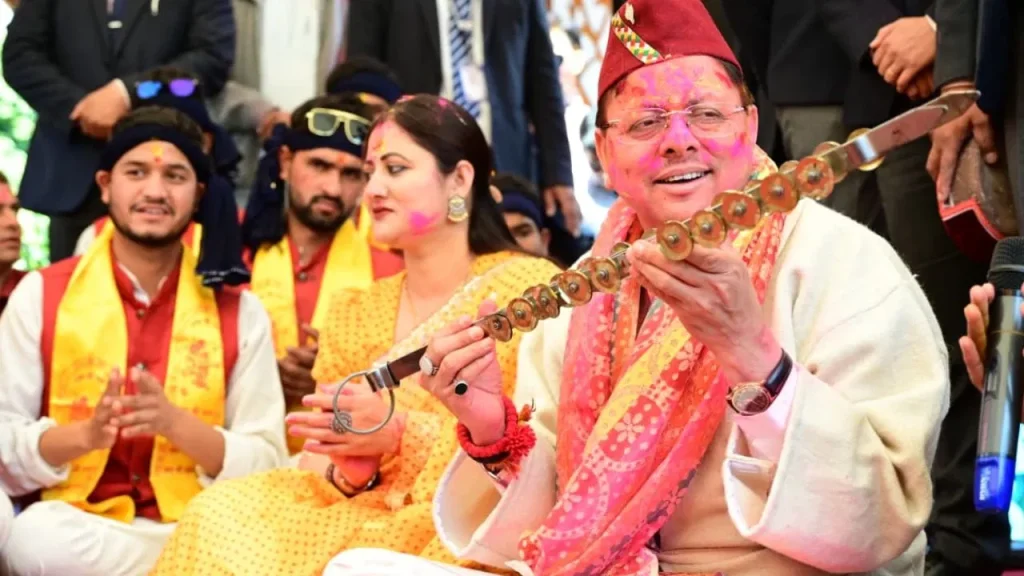 उत्तराखंड में रंगों के साथ संस्कृति का उत्सव: CM पुष्कर सिंह धामी ने लोक कलाकारों संग मनाई होली, आस्था और विकास का दिया संदेश