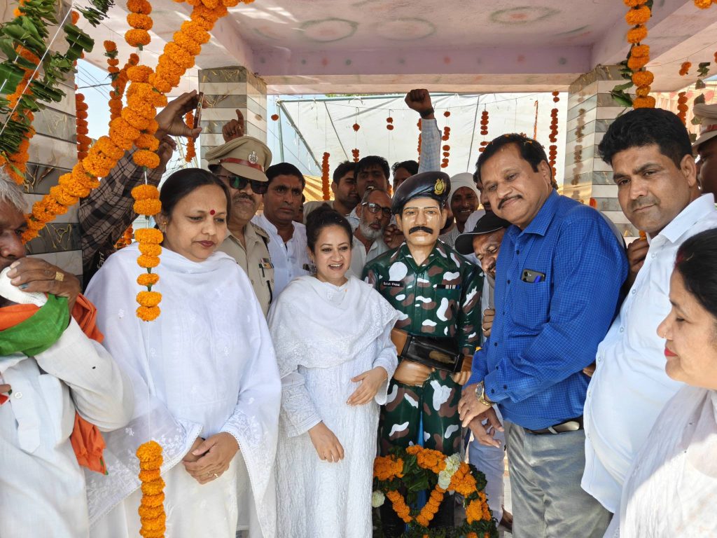 दक्षिणी हरियाणा की पहचान अमर शहीदों से: आरती सिंह राव ने भांडोर में शहीद कैलाश चंद की प्रतिमा का किया अनावरण