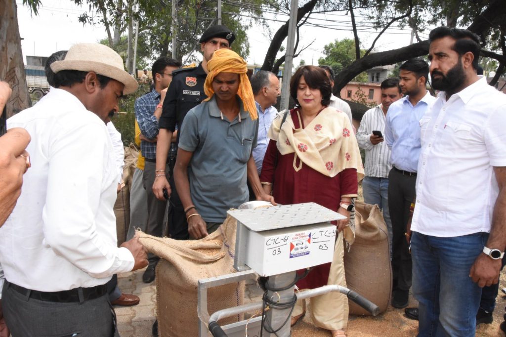 बरवाला अनाज मंडी में डॉ. सुमिता मिश्रा का औचक निरीक्षण: किसानों को 72 घंटे में भुगतान और उठान तेज करने के निर्देश