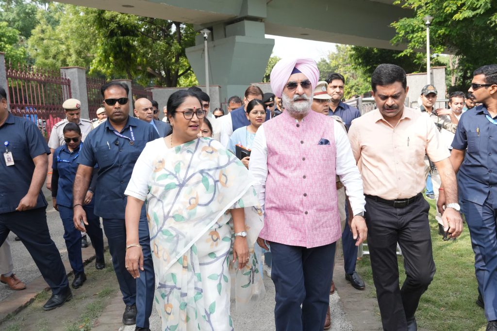 Taranjit Singh Sandhu के साथ यमुना घाटों का निरीक्षण, सफाई और पुनर्जीवन कार्यों को तेज करने के निर्देश Taranjit Singh Sandhu के साथ यमुना घाटों का निरीक्षण, सफाई और पुनर्जीवन कार्यों को तेज करने के निर्देश