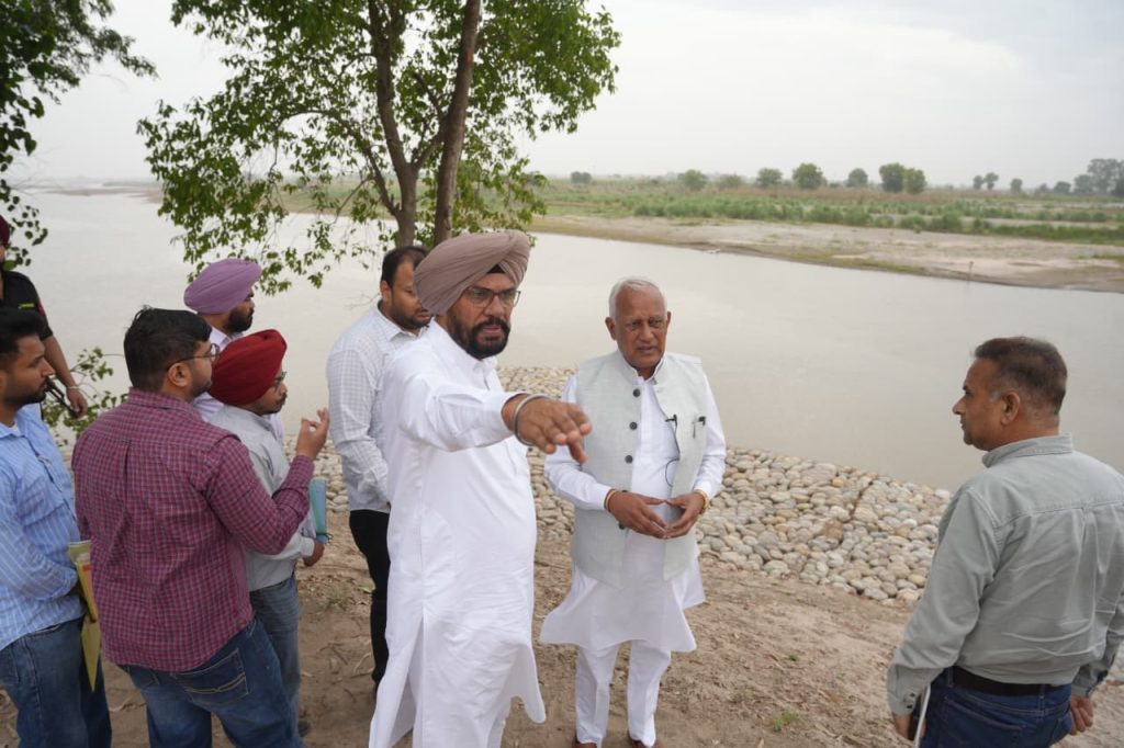 बाढ़ से बचाव के लिए पंजाब सरकार सख्त, अजनाला में मंत्री बरिंदर गोयल और विधायक कुलदीप धालीवाल ने किया निरीक्षण