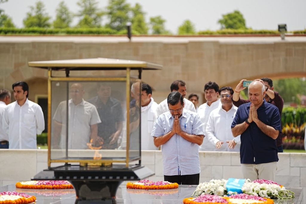 राजघाट पर श्रद्धांजलि: अरविंद केजरीवाल के साथ नेताओं ने बापू को किया नमन, सत्य और सत्याग्रह का लिया संकल्प