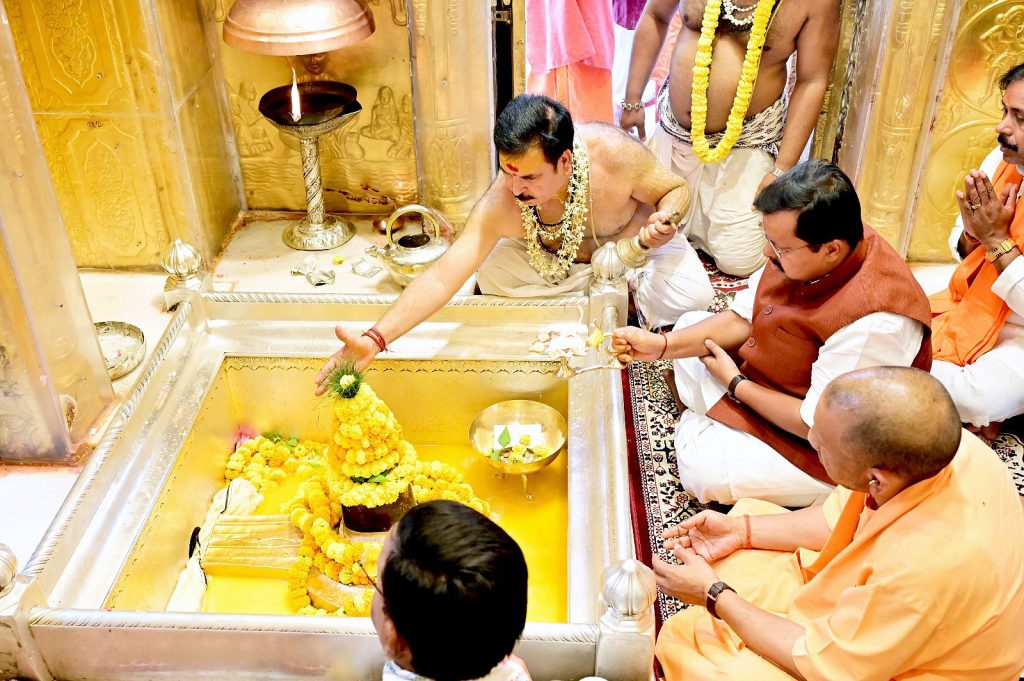 काशी में बाबा विश्वनाथ के दर्शन: भाजपा नेताओं ने की पूजा-अर्चना, प्रदेश के कल्याण की कामना