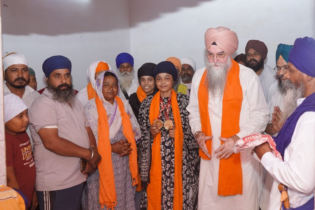 श्री गुरु ग्रंथ साहिब सम्मान बिल 2026 पास होने पर कुलतार सिंह संधवां का सम्मान, गुरुद्वारों में उमड़ा श्रद्धालुओं का सैलाब