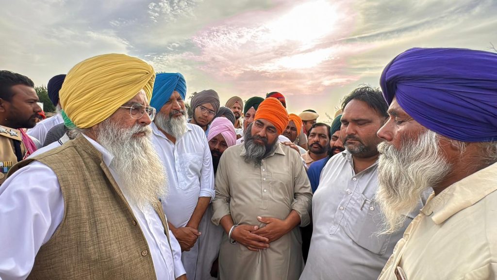 Gurmeet Singh Khuddian का दौरा: आग से प्रभावित गांवों में किसानों से मुलाकात, मुआवजा जल्द देने के निर्देश