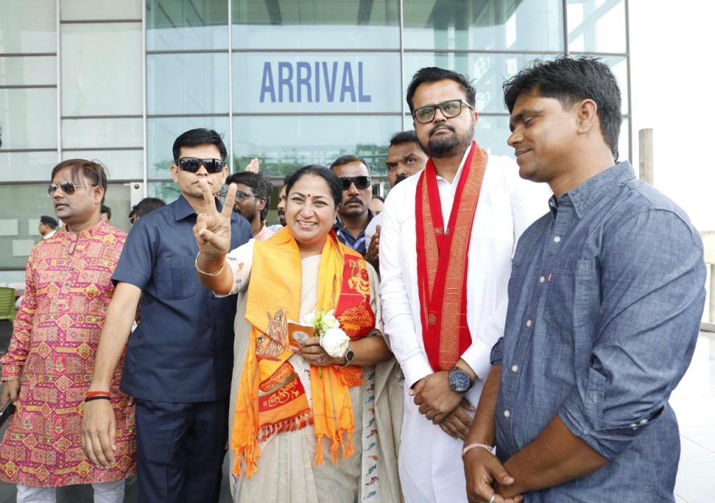 पश्चिम बंगाल दौरे पर BJP नेता का बड़ा बयान: अंडाल एयरपोर्ट पर स्वागत के बाद बोले—बंगाल में बदलाव तय, खिलेगा कमल