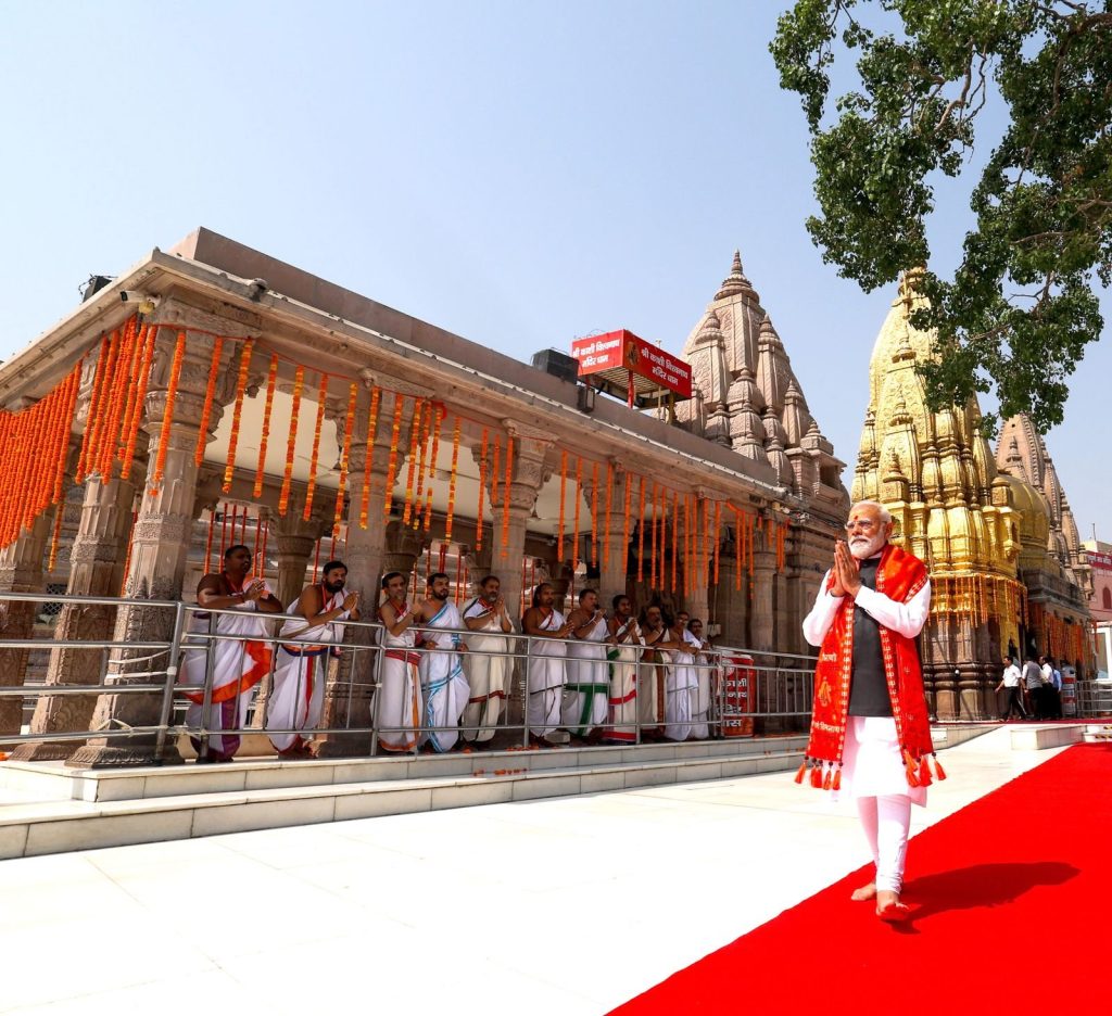 काशी में Narendra Modi का आध्यात्मिक दौरा: बाबा विश्वनाथ मंदिर में पूजा-अर्चना, देश की सुख-समृद्धि की कामना