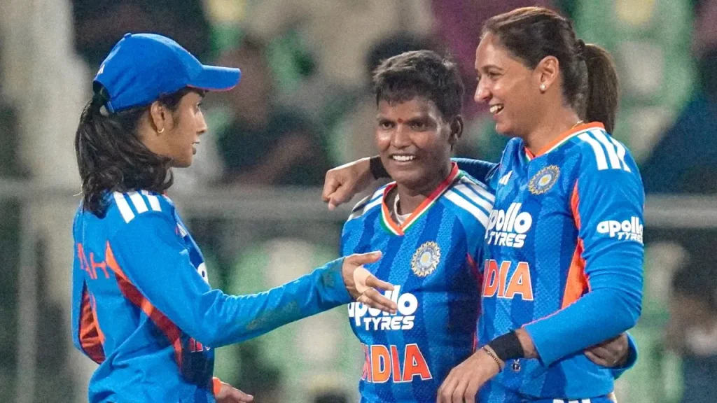 भारतीय महिला क्रिकेट टीम की गेंदबाजी फ्लॉप, 14 वाइड पड़ी भारी; दक्षिण अफ्रीका महिला क्रिकेट टीम ने 6 विकेट से जीता पहला T20