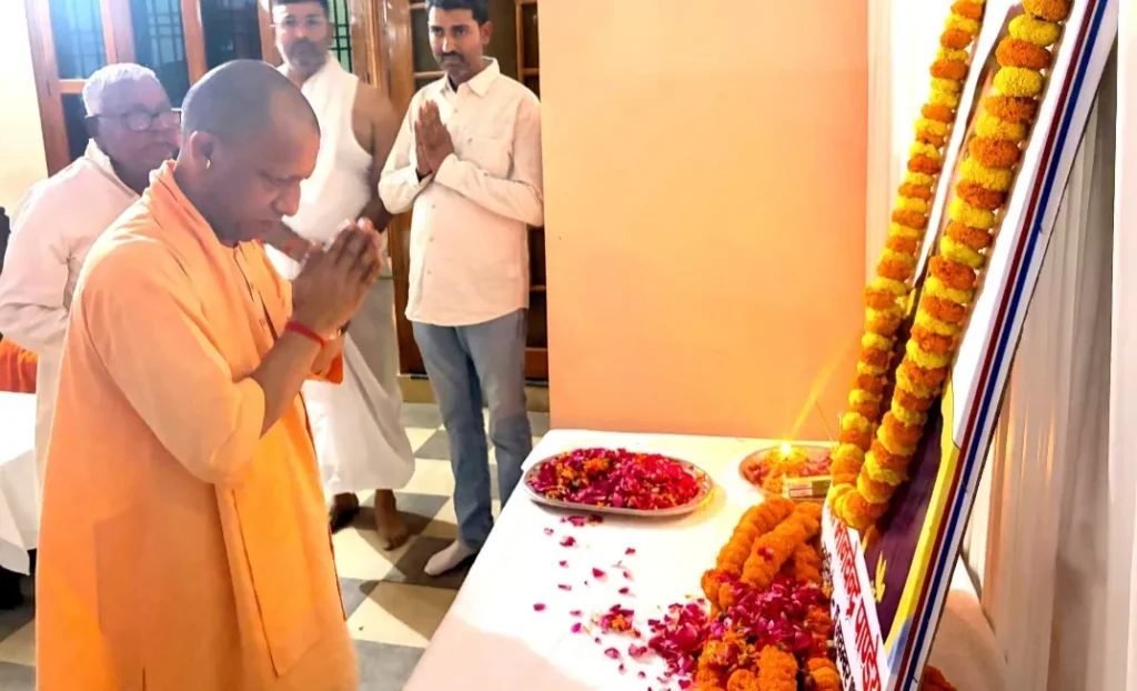 सीएम योगी आदित्यनाथ ने गोरखपुर में समाजसेवी मारकंडेय यादव को दी श्रद्धांजलि, परिवार से मिलकर जताई संवेदना