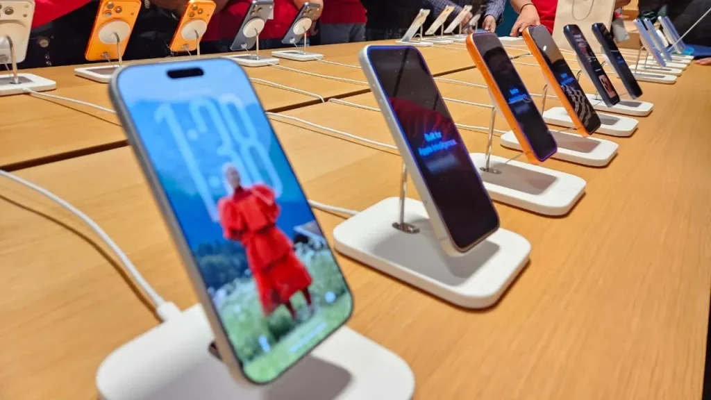 मोबाइल कीमतों में 30% तक उछाल: युद्ध, कमजोर रुपया और चिप संकट ने बढ़ाई टेंशन, खरीदने से पहले जानें नया रेट