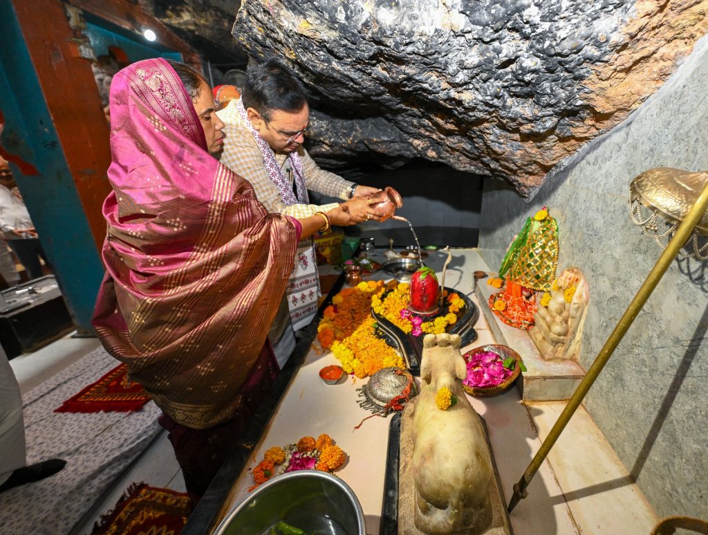प्रतापगढ़ के बाम्बोरी ग्राम पंचायत स्थित प्राचीन गंगेश्वर महादेव मंदिर में दर्शन एवं प्रदेश की सुख-समृद्धि हेतु विशेष पूजा अर्चना