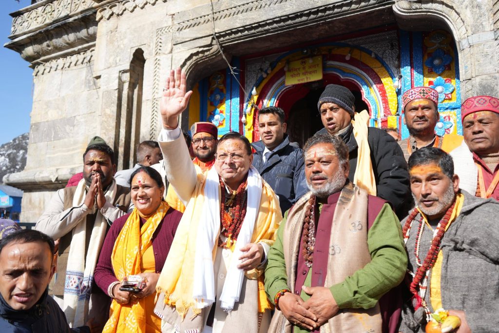 केदारनाथ धाम में विशेष पूजा के बाद प्रदेशवासियों के सुख-समृद्धि की कामना, श्रद्धालुओं से संवाद कर यात्रा व्यवस्थाओं पर लिया फीडबैक