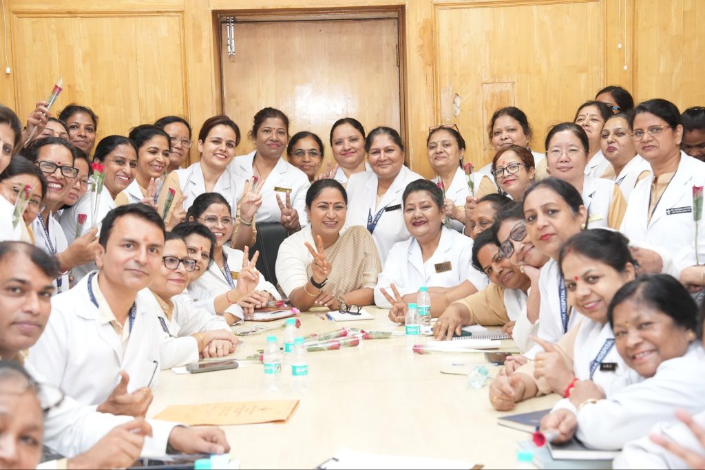 अंतरराष्ट्रीय नर्स दिवस पर नर्सों को बड़ा सम्मान, सरकार ने इंटर्न भत्ते में 27 गुना बढ़ोतरी का किया ऐलान अंतरराष्ट्रीय नर्स दिवस पर नर्सों को बड़ा सम्मान, सरकार ने इंटर्न भत्ते में 27 गुना बढ़ोतरी का किया ऐलान