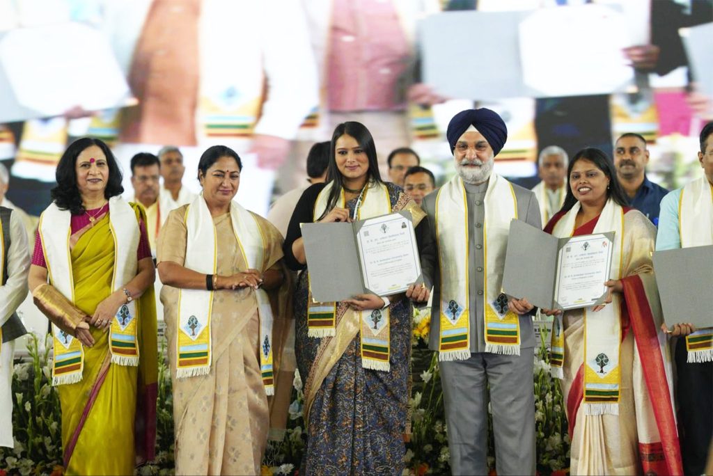 डॉ भीमराव आंबेडकर विश्वविद्यालय के दीक्षांत समारोह में युवाओं को मिला आत्मनिर्भर भारत का संदेश, छात्रों की उपलब्धियों को सराहा गया डॉ भीमराव आंबेडकर विश्वविद्यालय के दीक्षांत समारोह में युवाओं को मिला आत्मनिर्भर भारत का संदेश, छात्रों की उपलब्धियों को सराहा गया