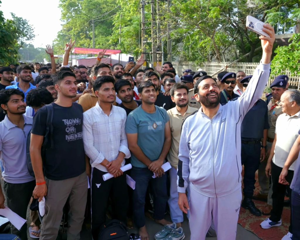 HSSC पुलिस भर्ती: पंचकूला ताऊ देवीलाल स्टेडियम में सीएम नायब सिंह सैनी ने युवाओं से की मुलाकात, मेरिट आधारित भर्ती पर दिया जोर