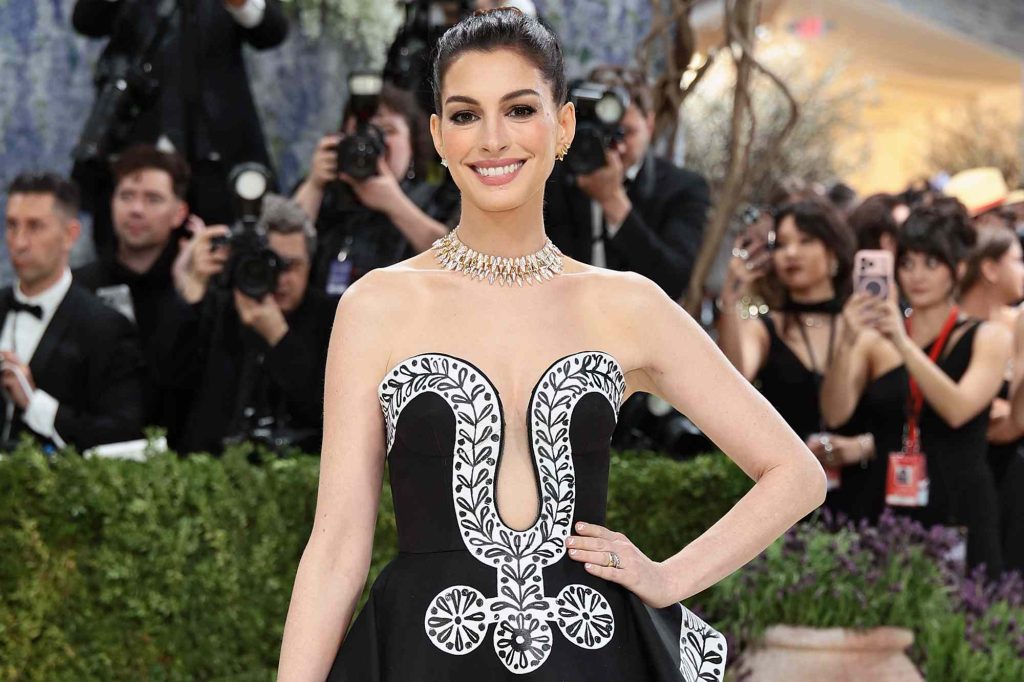 Met Gala 2026 में एनी हैथवे का आर्ट-इंस्पायर्ड लुक वायरल, माइकल कोर्स गाउन ने बटोरी सुर्खियां