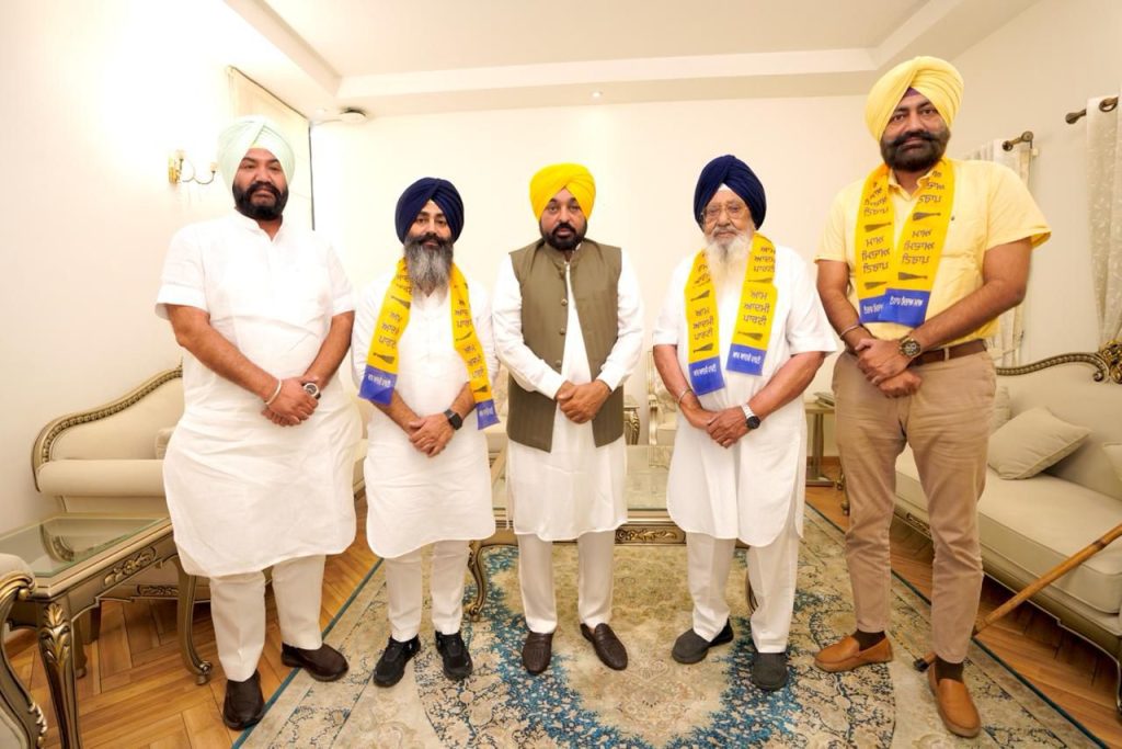 पंजाब: पूर्व राज्यसभा सदस्य राजमहिंदर सिंह मजीठा अपने साथियों के साथ आप में शामिल