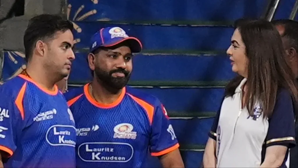 Nita Ambani ने Rohit Sharma को दिया खास गिफ्ट, Mumbai Indians की जीत के बाद ड्रेसिंग रूम में जश्न