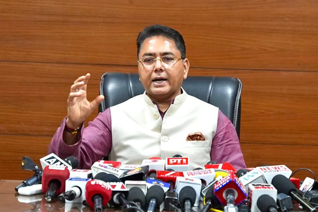 अमन अरोड़ा: भाजपा ने पश्चिम बंगाल में वोट चुराए, अब तेल की कीमतें बढ़ाकर लोगों को लूट रही है