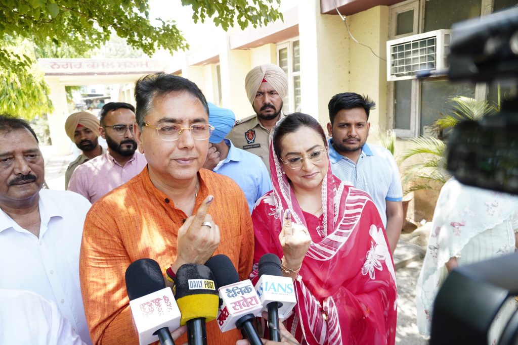 मंत्री अमन अरोड़ा ने सुनाम में किया मतदान, मजबूत स्थानीय शासन के लिए लोगों से की अपील