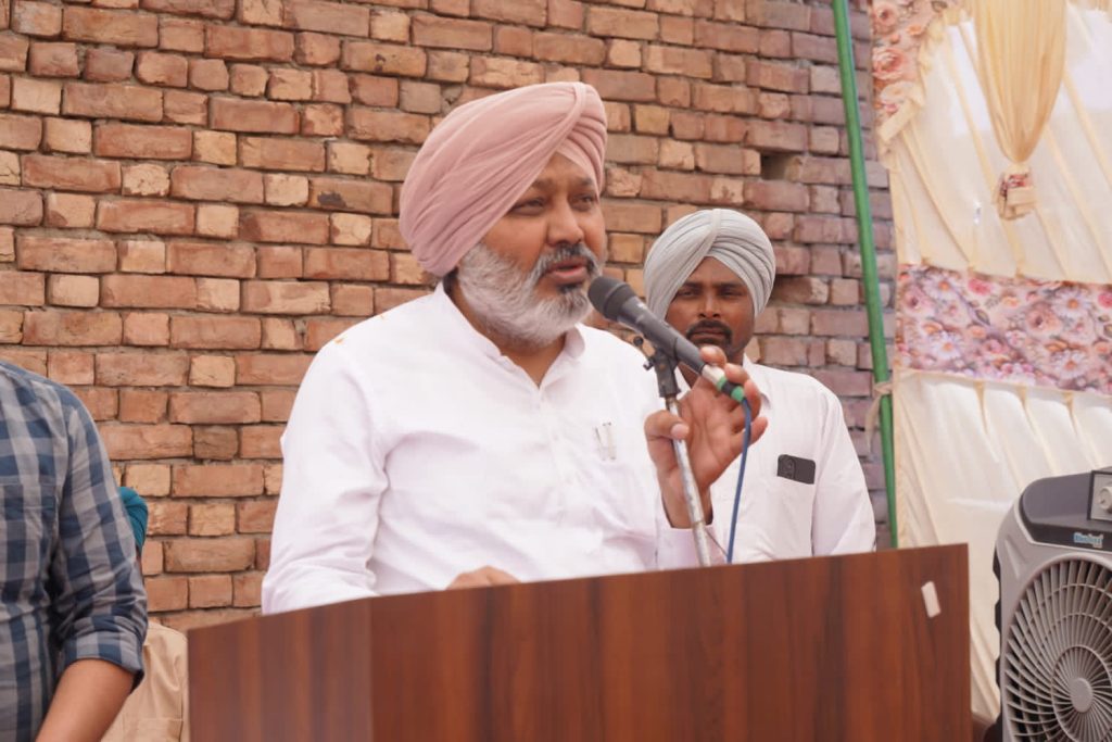 चंगालीवाला में AAP को बड़ा समर्थन, मंत्री हरपाल सिंह चीमा ने नए सदस्यों को दिलाई पार्टी की सदस्यता