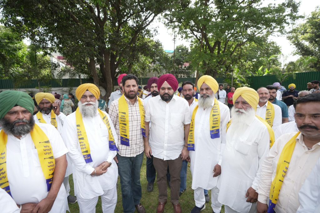 बेअदबी विरोधी सख्त कानून से प्रभावित होकर अकाली दल और कांग्रेस के सैकड़ों नेता व कार्यकर्ता ‘आप’ में शामिल बेअदबी विरोधी सख्त कानून से प्रभावित होकर अकाली दल और कांग्रेस के सैकड़ों नेता व कार्यकर्ता 'आप' में शामिल