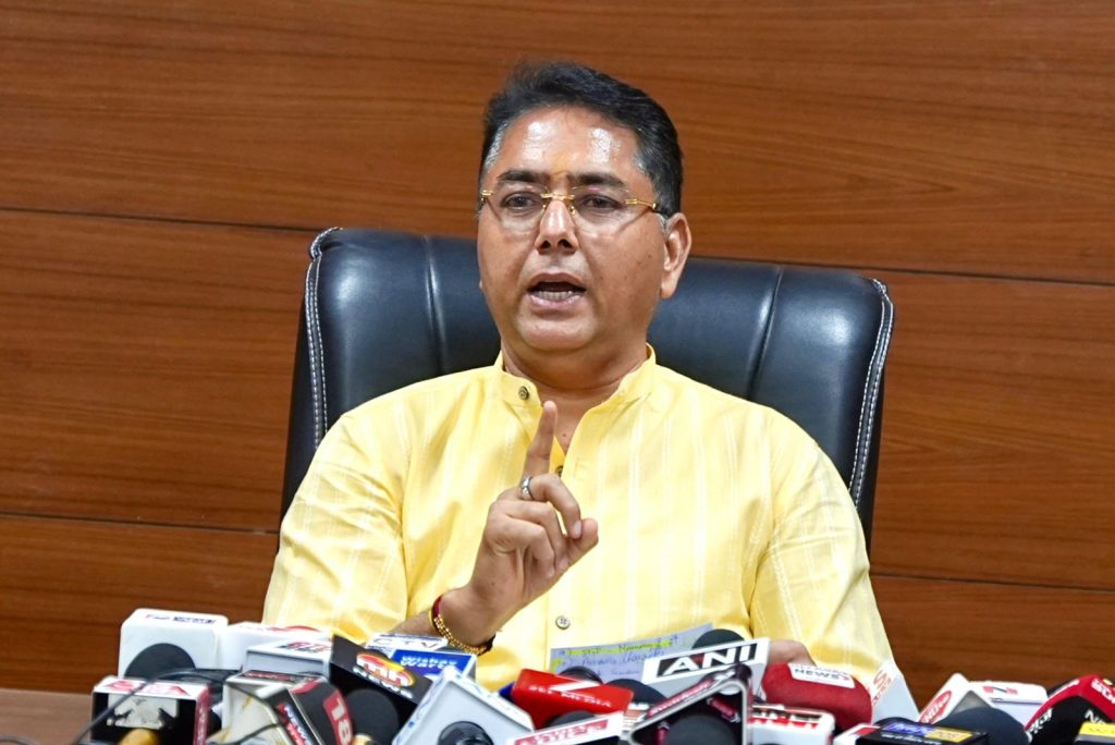 केंद्रीय मंत्री रवनीत बिट्टू के बयानों पर अमन अरोड़ा का तीखा पलटवार केंद्रीय मंत्री रवनीत बिट्टू के बयानों पर अमन अरोड़ा का तीखा पलटवार