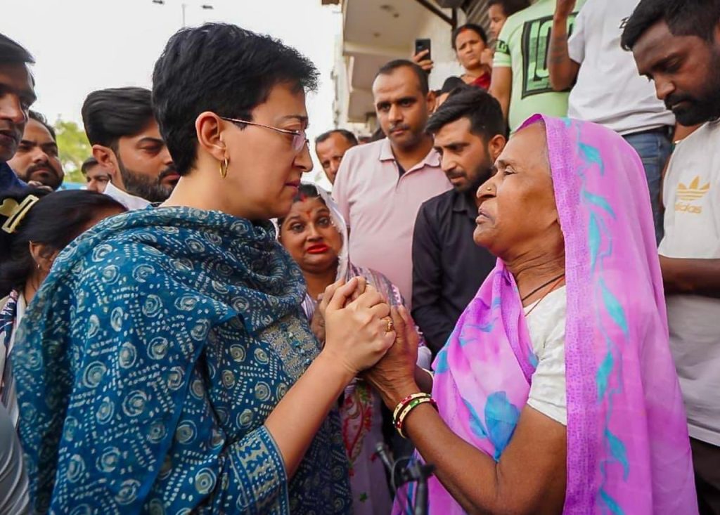 शालीमार बाग में 40-50 साल पुराने घरों पर कार्रवाई को लेकर विवाद, आतिशी ने BJP सरकार पर उठाए सवाल शालीमार बाग में 40-50 साल पुराने घरों पर कार्रवाई को लेकर विवाद, आतिशी ने BJP सरकार पर उठाए सवाल