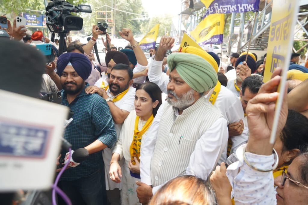 AAP ने अकाली दल और बीजेपी के खिलाफ मोहाली में किया जोरदार विरोध प्रदर्शन