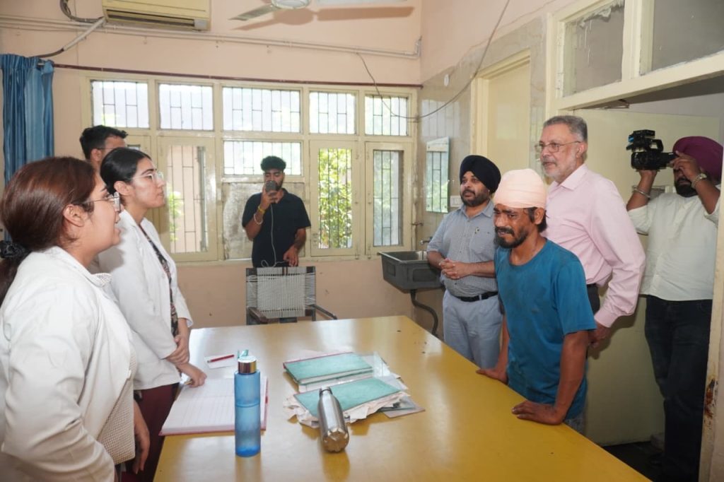 AAP बलबीर सिंह ने गुरु नानक देव मेडिकल कॉलेज और अस्पताल का किया औचक निरीक्षण, स्वास्थ्य सेवाओं की समीक्षा AAP बलबीर सिंह ने गुरु नानक देव मेडिकल कॉलेज और अस्पताल का किया औचक निरीक्षण, स्वास्थ्य सेवाओं की समीक्षा